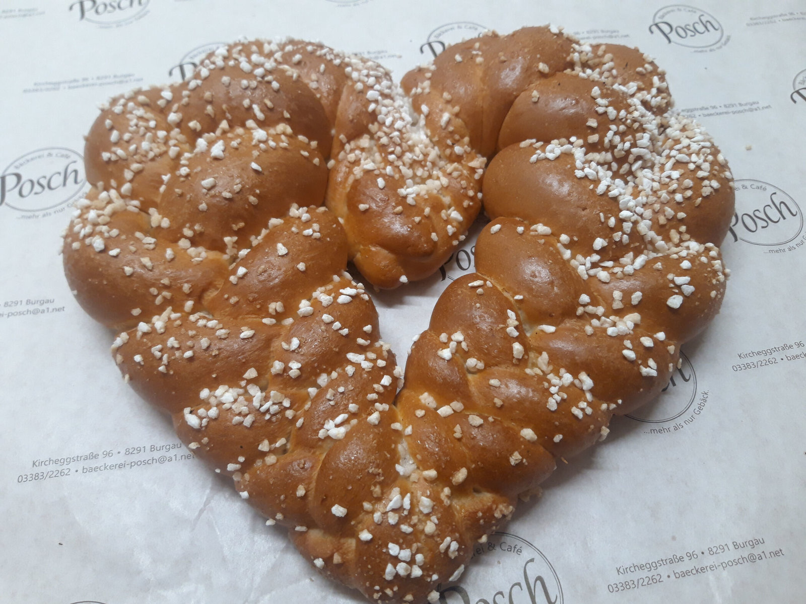 geflochtenes Hefeteig-Herz Bäckerei & Café Posch