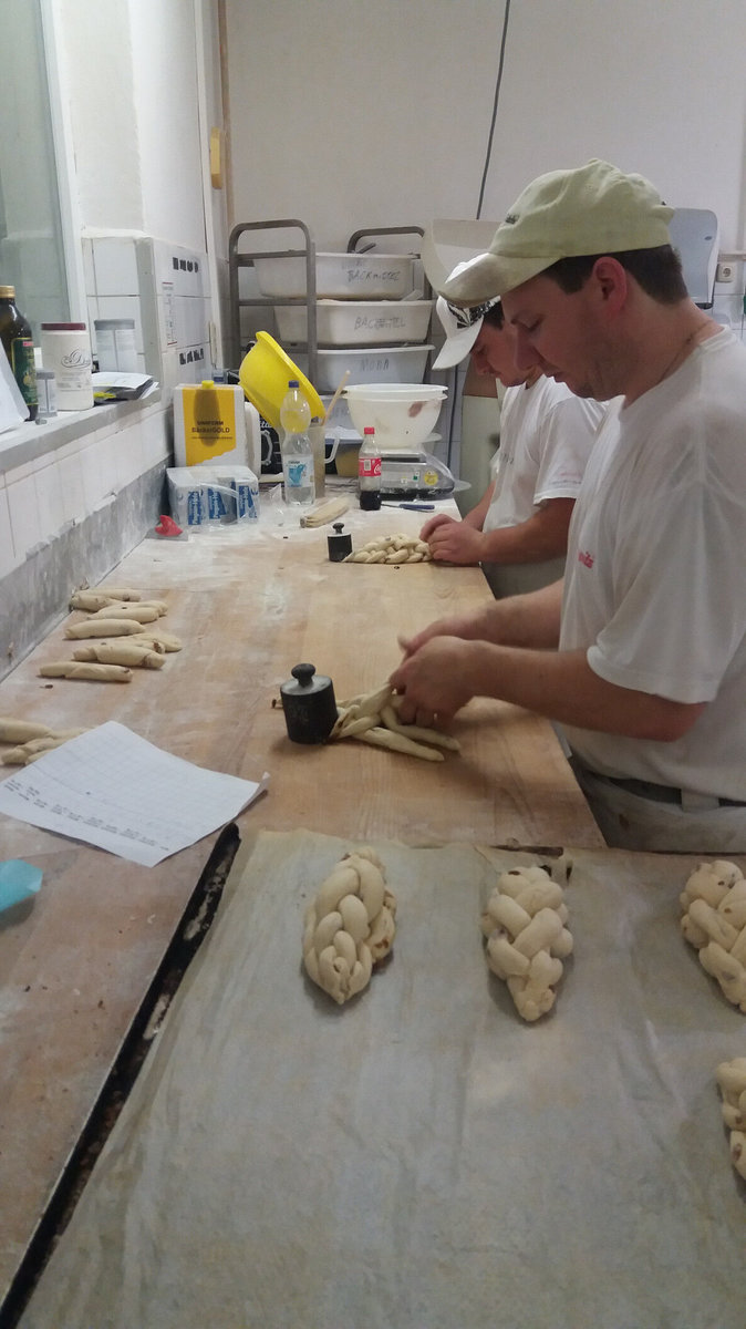 Bäcker in der Backstube der Bäckerei Posch